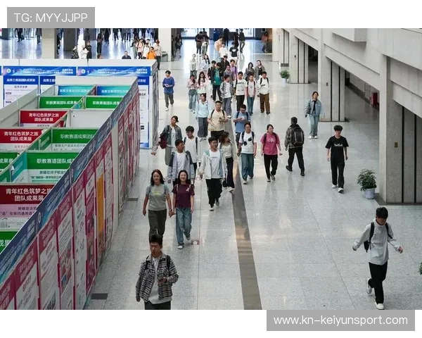 足球发展纳入国家体育强国建设规划，我国把足球纳入学校体育课程教学体系